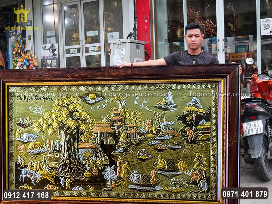 Tranh n&ecirc;n được treo tr&ecirc;n cao, tại kh&ocirc;ng gian ph&ograve;ng kh&aacute;ch